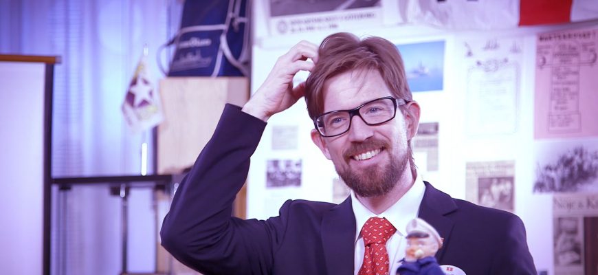 Man med glasögon kliar sig i huvudet.