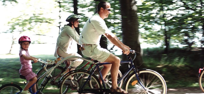 Familj på cykelsemester
