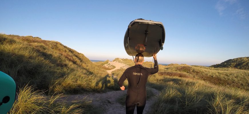 Artikelförfattaren skyndar över sanddynerna på väg till surf